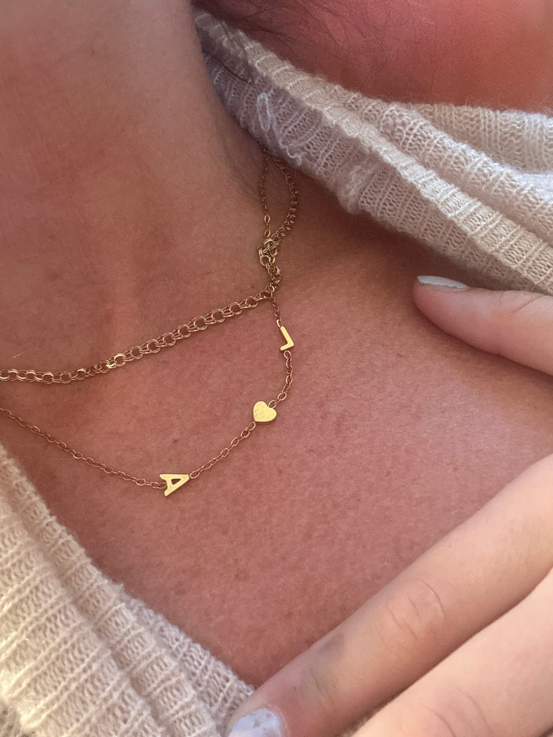 Customer photo review of Personligt halsband med initialer i sidled