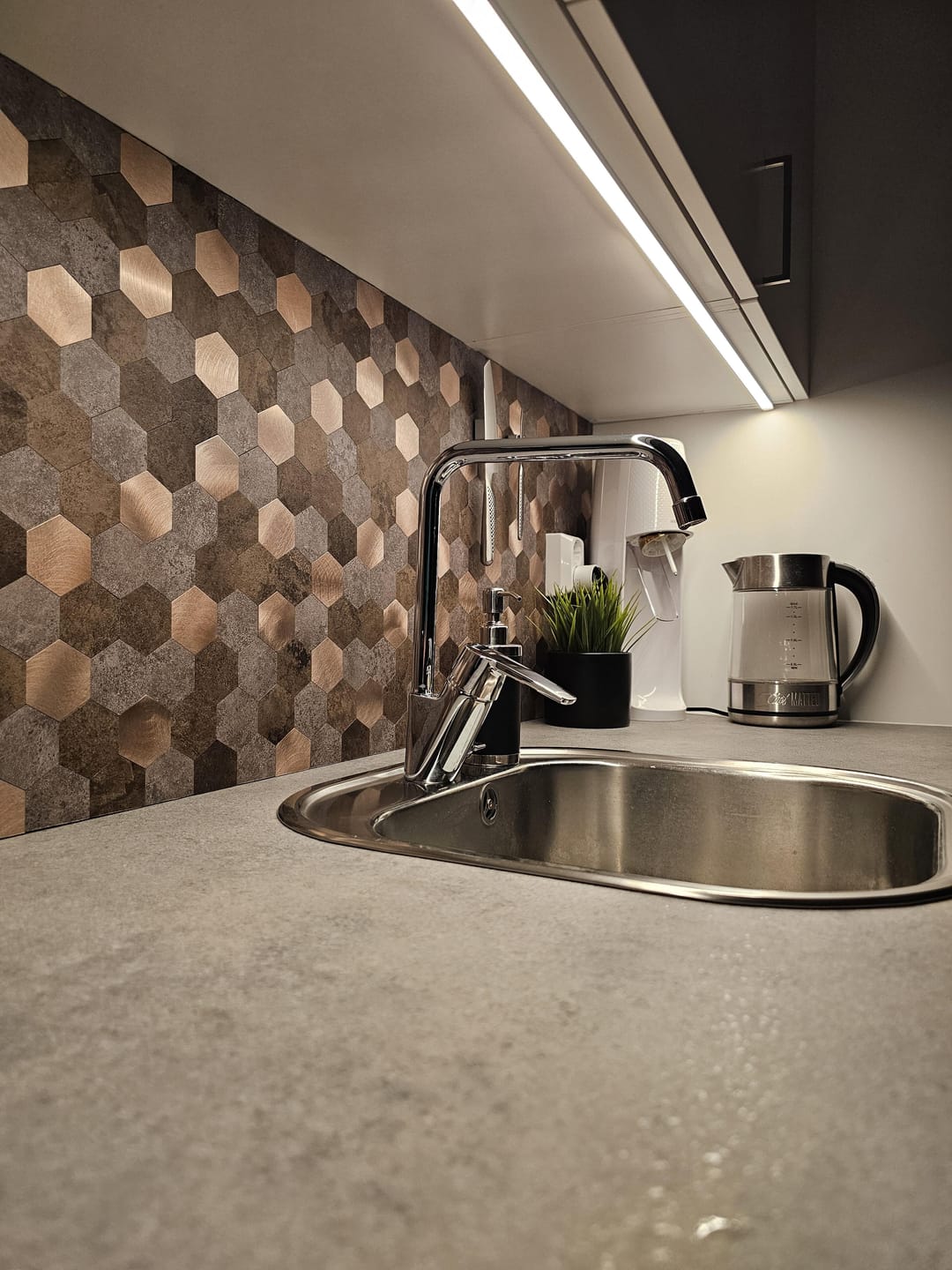 Customer photo review of Mocca hexagon selvklebende veggfliser
