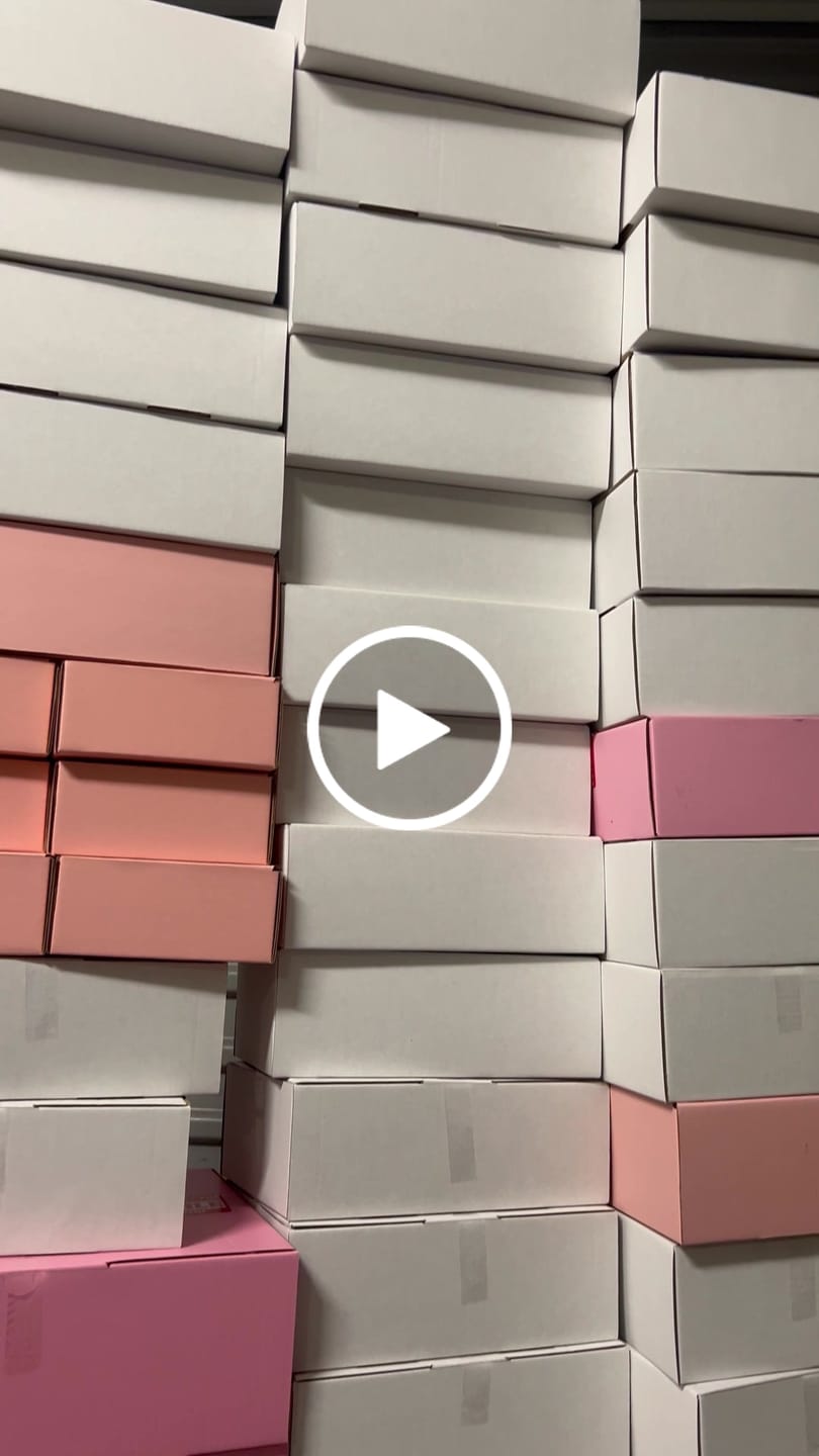 Customer video review of 220 x 160 x 77mm White Die cut Mailing Box ECO Friendly B64