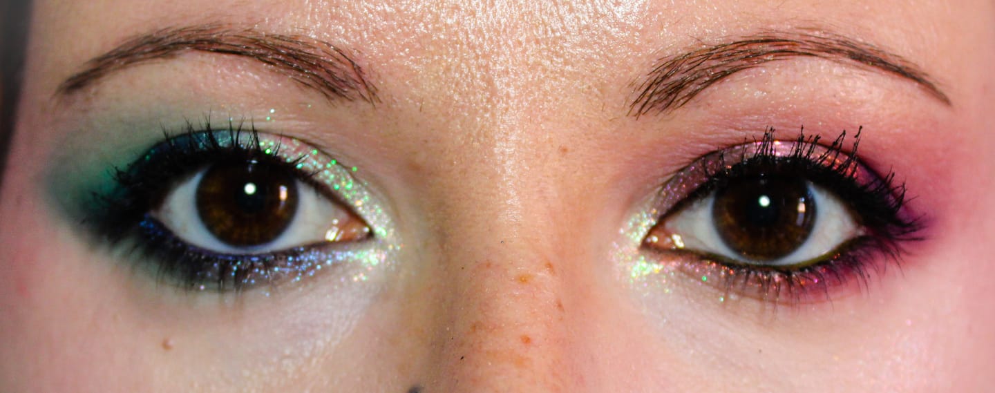 Customer photo review of Multiverse Multichrome Holographic Magnetic Eyeshadow Palette