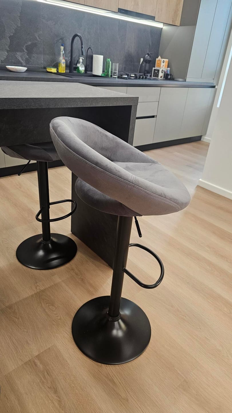 Customer photo review of Scaun bar H102, gri - Bluvel14/negru, stofa catifelata/otel, 53x48x78/100 cm