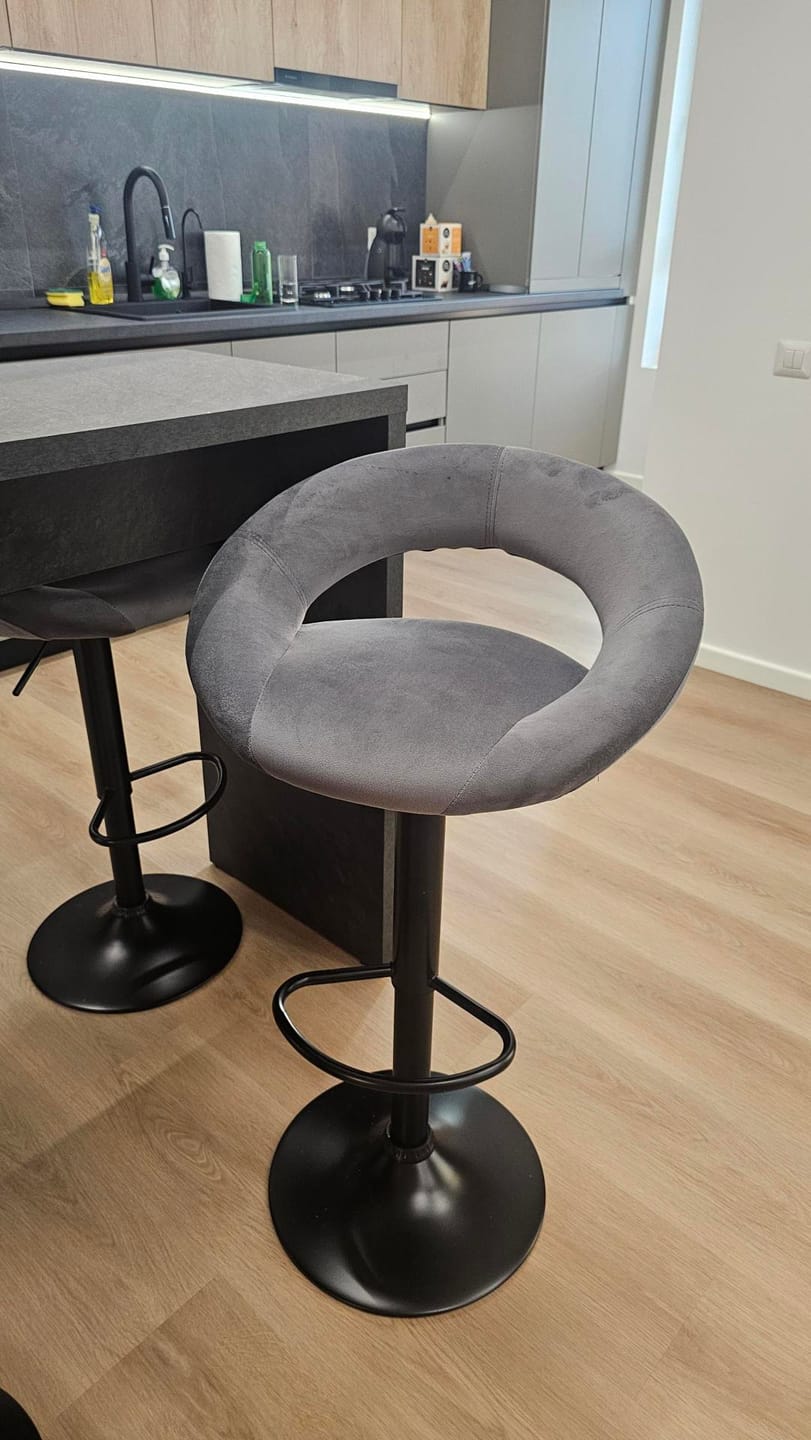 Customer photo review of Scaun bar H102, gri - Bluvel14/negru, stofa catifelata/otel, 53x48x78/100 cm