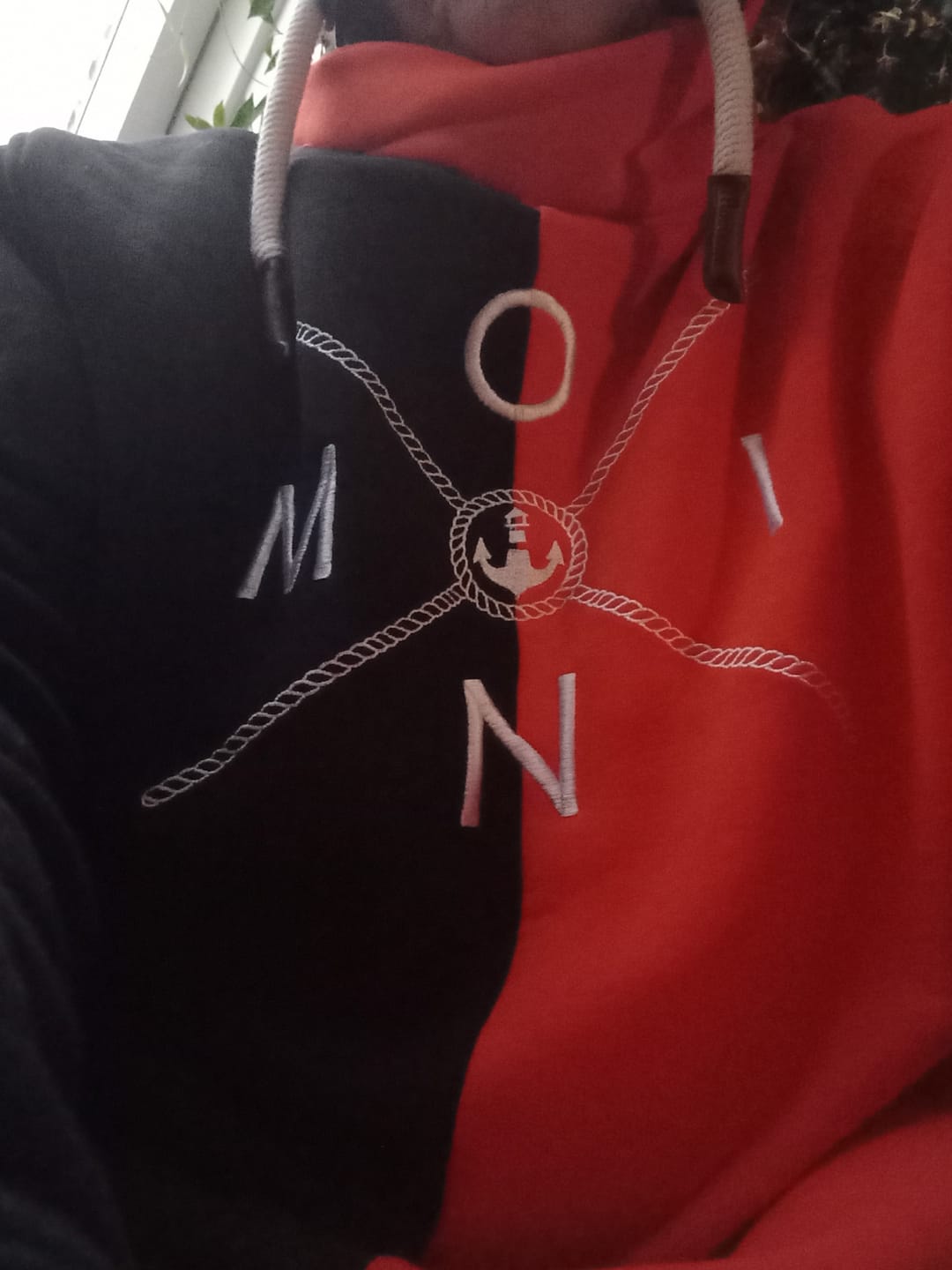 Customer photo review of Moin X Schwarz/Orange (Stick) · Unisex Bio Schalkragen Hoodie