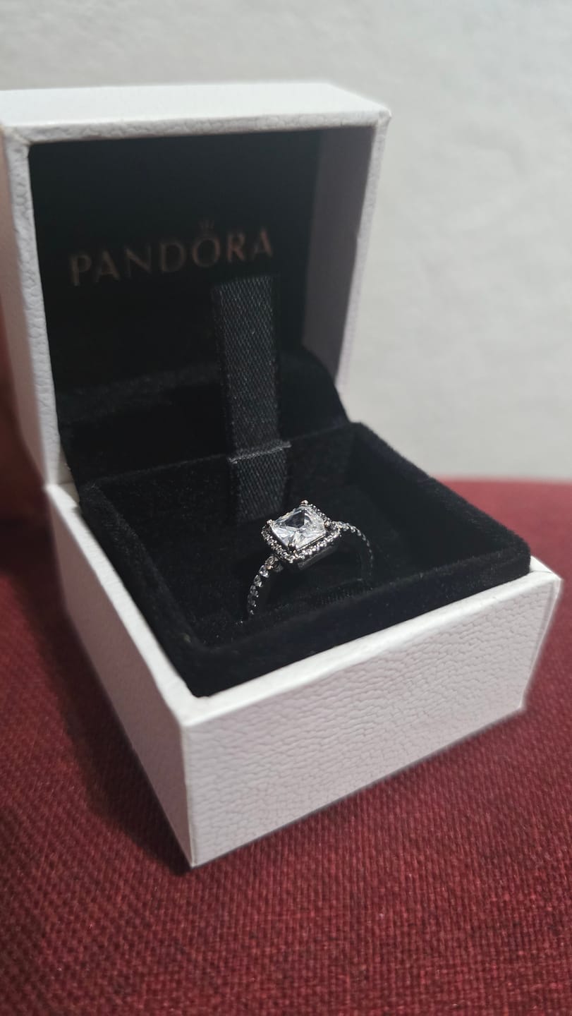 Customer photo review of ANILLO SQUARE CUADRADO HALO BRILLANTE PANDORA + KIT DE REGALO