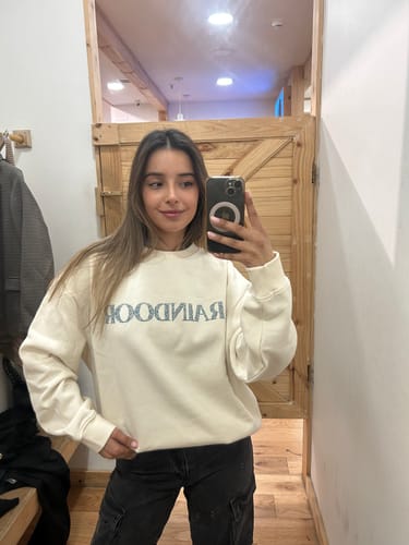 Customer photo review of Polerón Crew Neck Logo Parche Bone