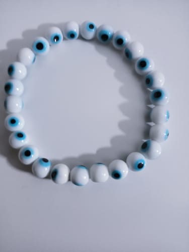 Customer photo review of Bracelet de perles blanches mauvais oeil