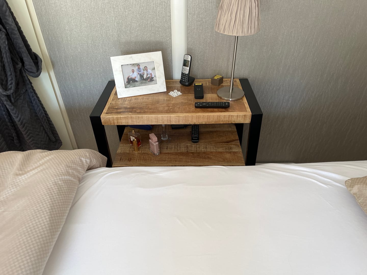 Customer photo review of Mangohout kastje met 2 lades Industrieel Design | Mangohout en Staal | 80x40x80cm