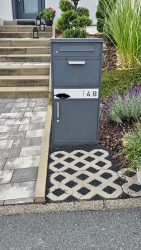 Customer photo review of Paketbox PB1 mit Briefkasten | anthrazit - RAL7016 | personalisiert mit Edelstahl-Schild