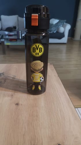 Customer photo review of Personalisierte Fußball-Trinkflasche 600ml - Gestalte deinen Avatar mit Trikotnummer & Name