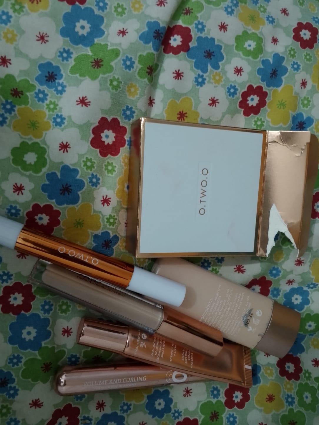 Customer photo review of O.TWO.O LIGHTWEIGHT AND SEAMLESS CONCEALER