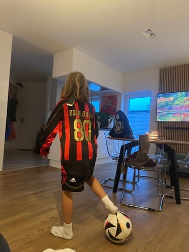 Customer photo review of Ronaldinho Gaúcho 80 – AC Milan 2008-2009 Home Long Sleeve Retro Kit Jersey – | Trikot | Maillot Soccer Shirt