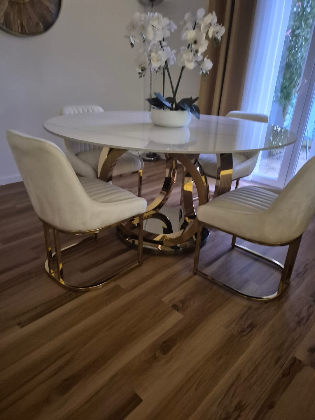 Customer photo review of Table à manger ronde avec pied or - LIVI