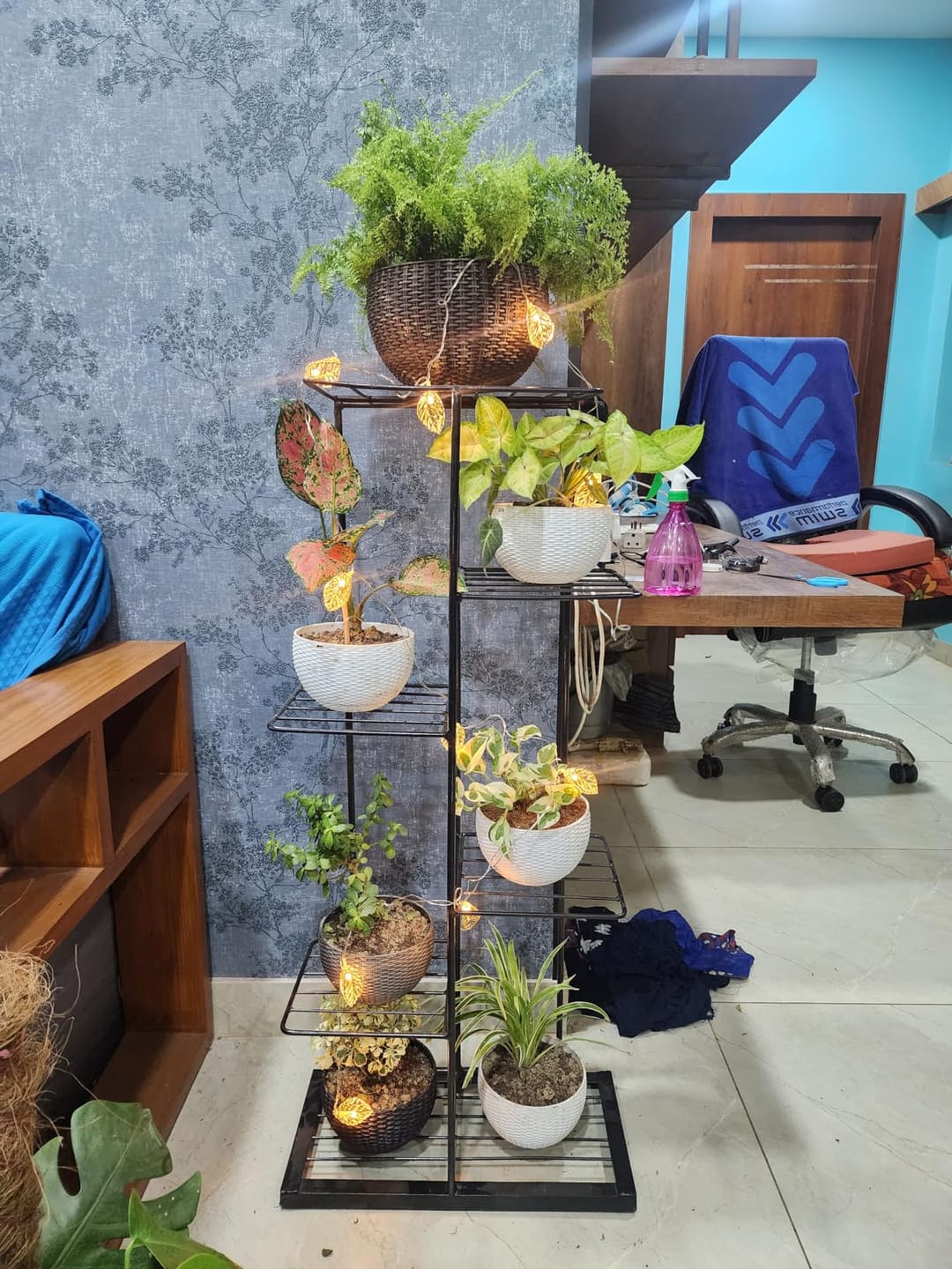Customer photo review of 6-Tier Metal Plant Stand for 7 Pots – Indoor Outdoor Flower Shelf, Corner Planter Rack for Garden, Patio, Balcony & Living Room