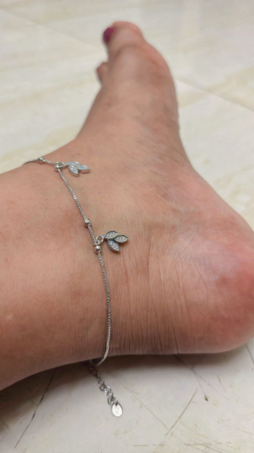 Customer photo review of Silver Dangling Triple Leaf Charm Anklet