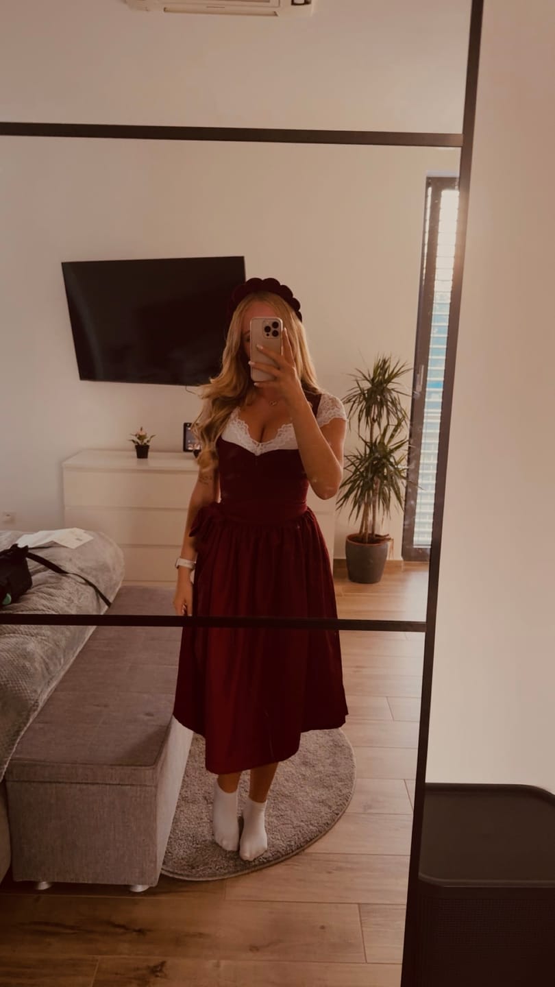 Customer photo review of Rot Herz-Ausschnitt traditionell Dirndl