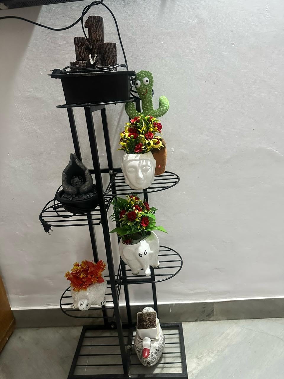 Customer photo review of 6-Tier Metal Plant Stand for 7 Pots – Indoor Outdoor Flower Shelf, Corner Planter Rack for Garden, Patio, Balcony & Living Room