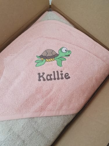 Customer photo review of Wolimbo Mädchen Kapuzenhandtuch mit Namen und Motiv