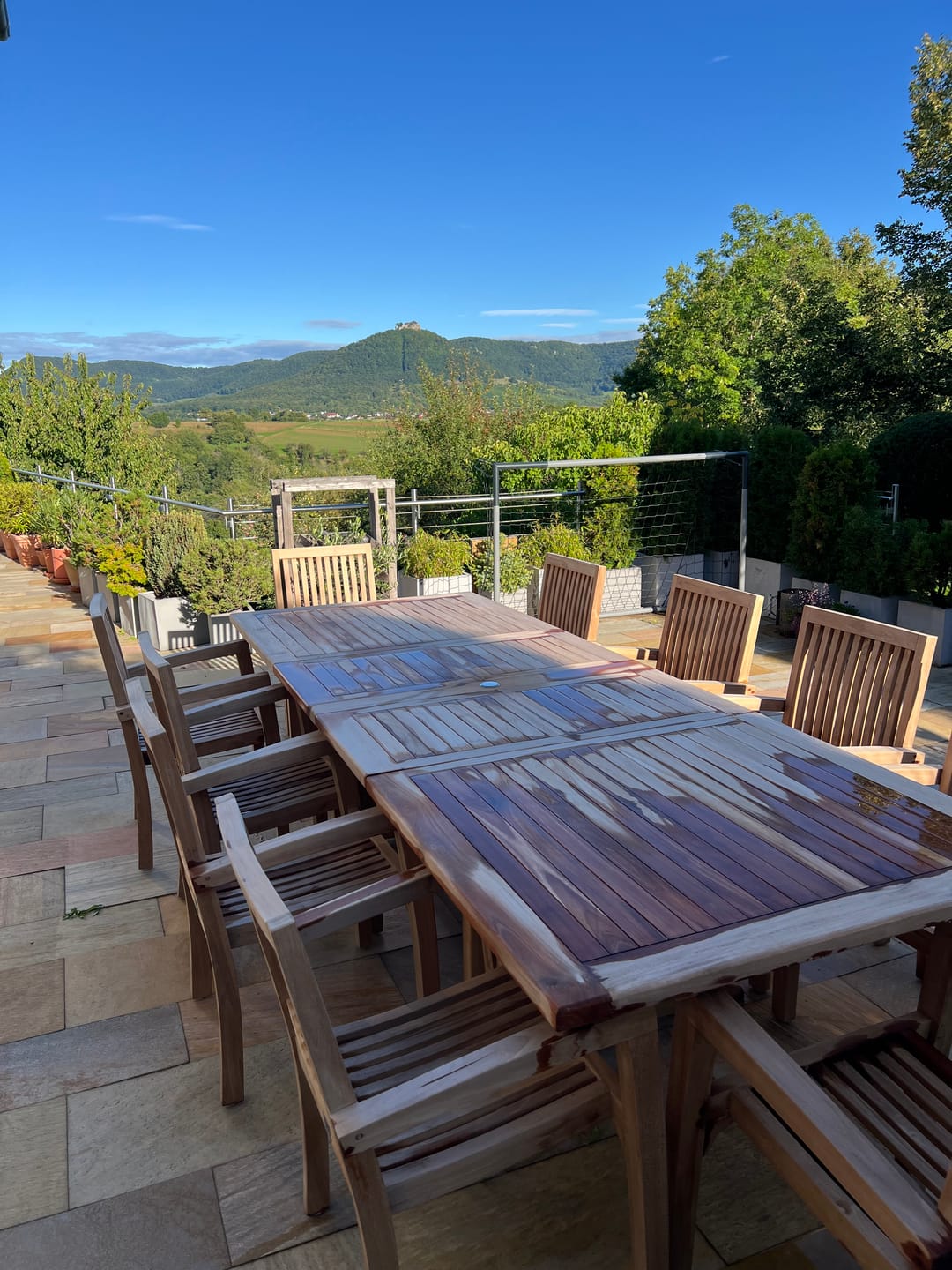 Customer photo review of Giant Teak Gartenmöbel Set 2-3m Rechteckiger Ausziehtisch 4cm Platte (12 Henley Stapelstühle) Inklusive Kissen.