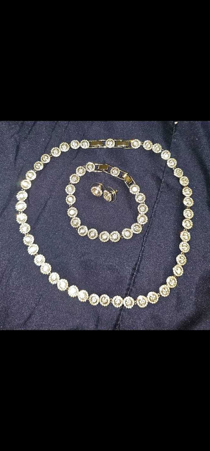 Customer photo review of SET CONJUNTO COLLAR + PULSERA + ARETES SWAROVSKI ANGELIC
