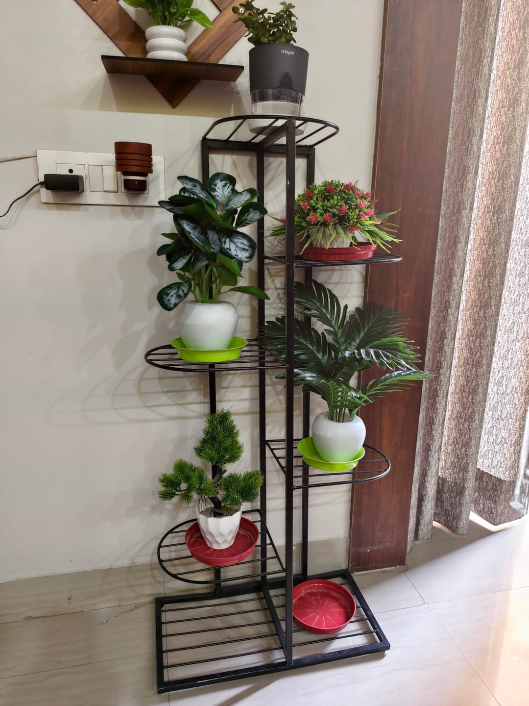 Customer photo review of 6-Tier Metal Plant Stand for 7 Pots – Indoor Outdoor Flower Shelf, Corner Planter Rack for Garden, Patio, Balcony & Living Room