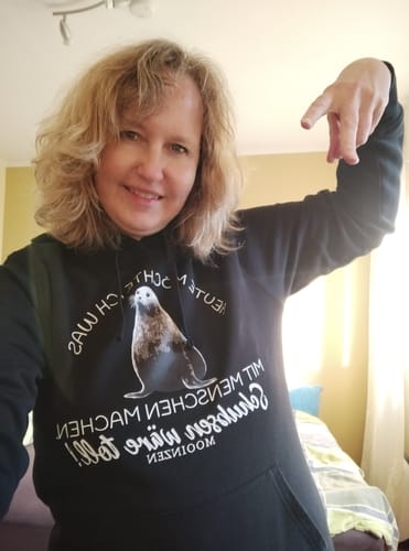 Customer photo review of Heute möchte ich etwas mit Menschen machen  · Unisex Bio Hoodie