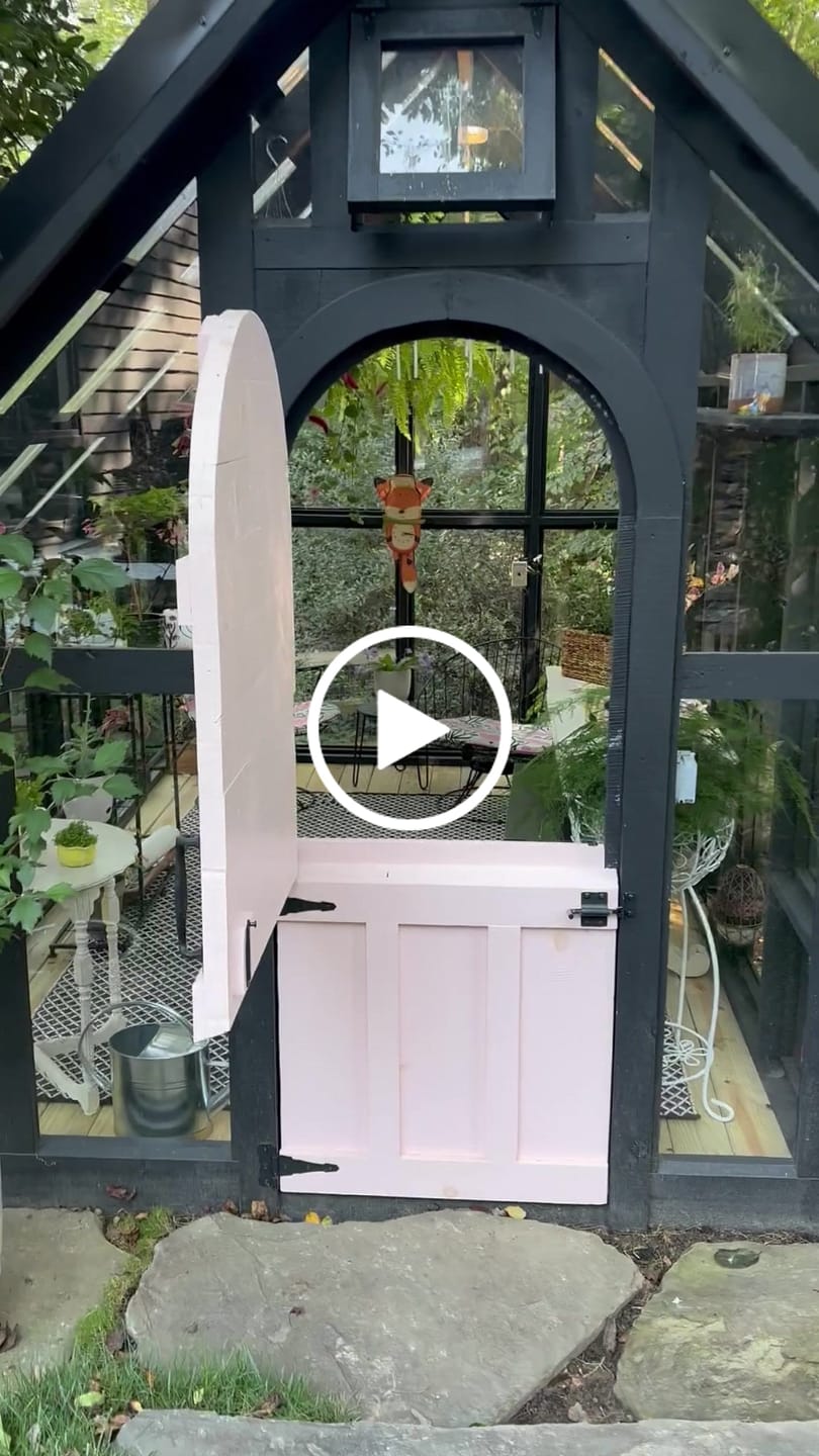 Customer video review of Hunter the Fox Pendulum Clock