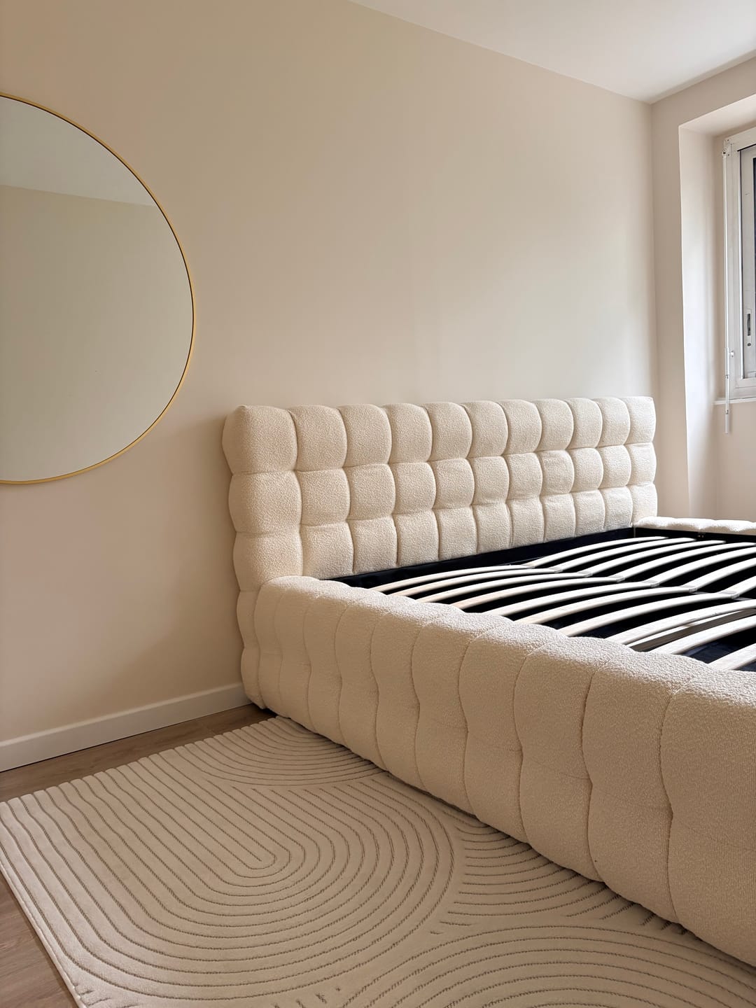 Customer photo review of Lit coffre design rembourré - CAMILLE