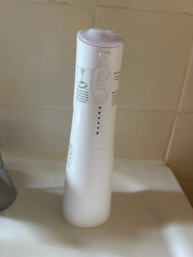 Customer photo review of Hydropulseur sans fil pour un soin dentaire & buccal optimal / 5 modes & 4 embouts / Réservoir de 300 ml / Étanchéité IPX7 / Jet dentaire pour gencives