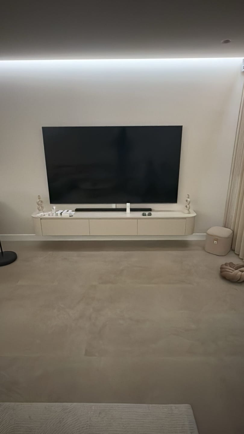 Customer photo review of ELVA – Curved Zwevend TV-Meubel 240 cm - Beige