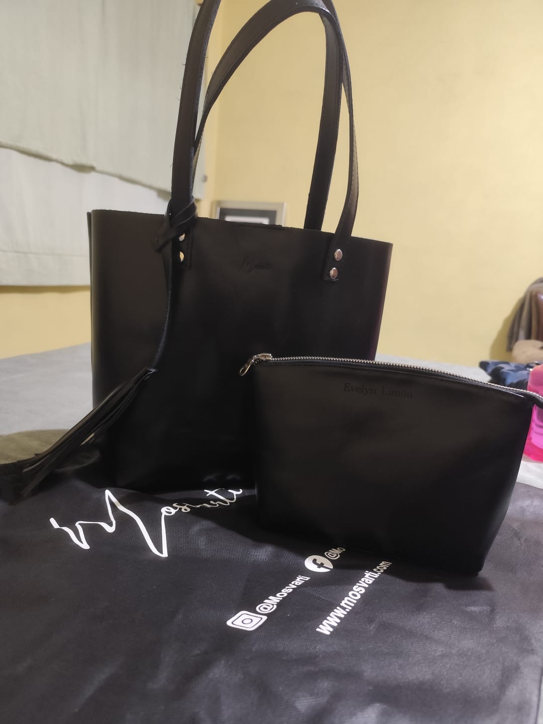 Customer photo review of Bolsa Dama Tote 100% Piel Mod. Praga Con Cosmetiquera (Pull up Negro)
