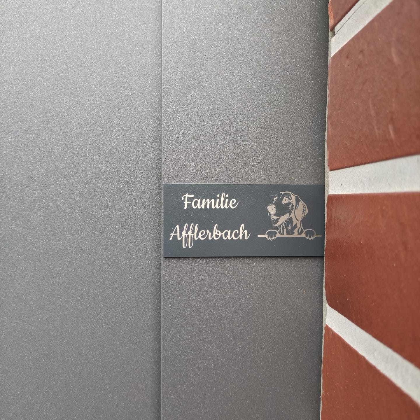 Customer photo review of Farbige Edelstahlschilder in verschiedenen Größen. Individuell personalisierbar 40 Schriftarten über 200 Motive.