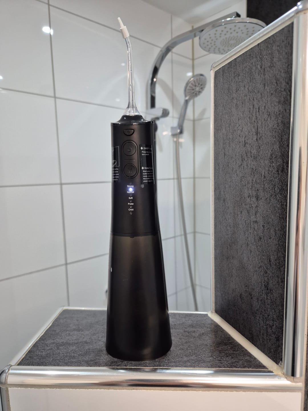 Customer photo review of Kabellose Munddusche für optimale Zahn- & Mundpflege / 5 Modi & 4 Düsen / 300 ml Wassertank / IPX7 Wasserdicht / Munddusche für Zahnfleisch