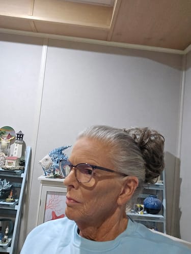 Customer photo review of JuvaBun Claw Clip Messy bun