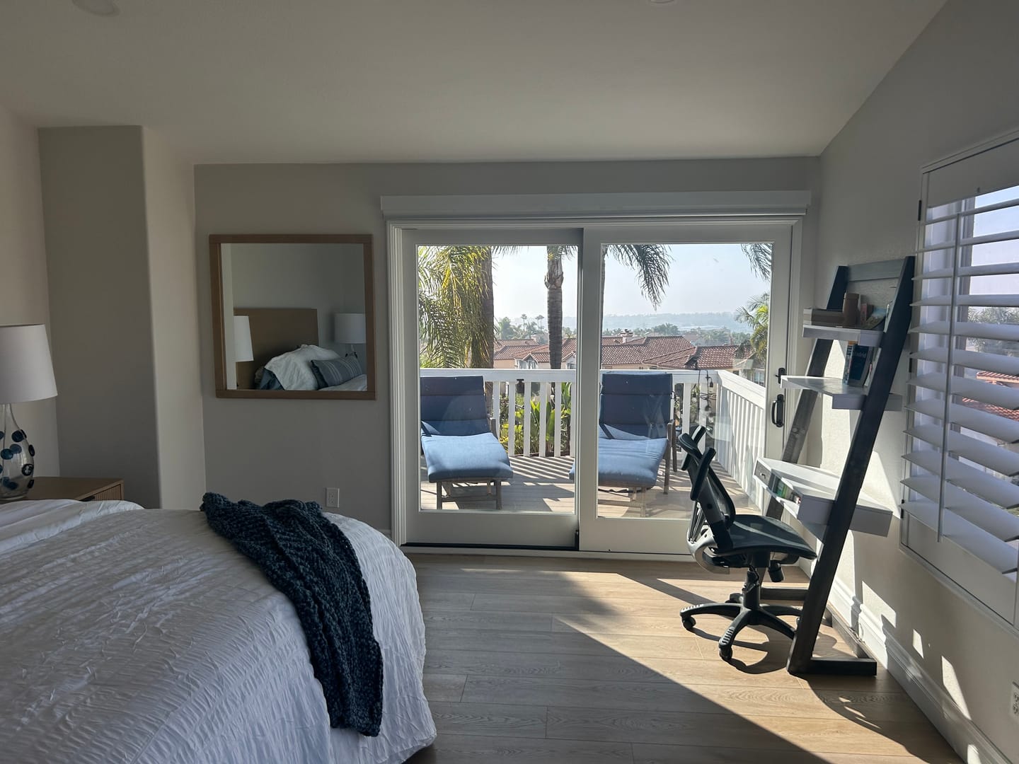 Customer photo review of SmartWings Motorized Roller Shades 100% Blackout Vigor