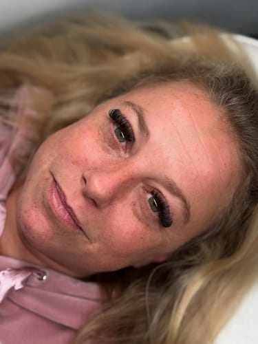 Customer photo review of BLACK NOIR - Luxury Fan Like Butter Mega Volume Range - Velvet Matte