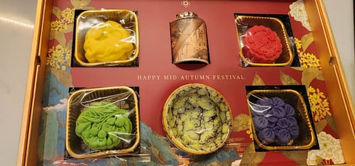 Joanne T. review of 【LIMITED EDITION】Deluxe Mooncake Gift Box image 1 out of 1