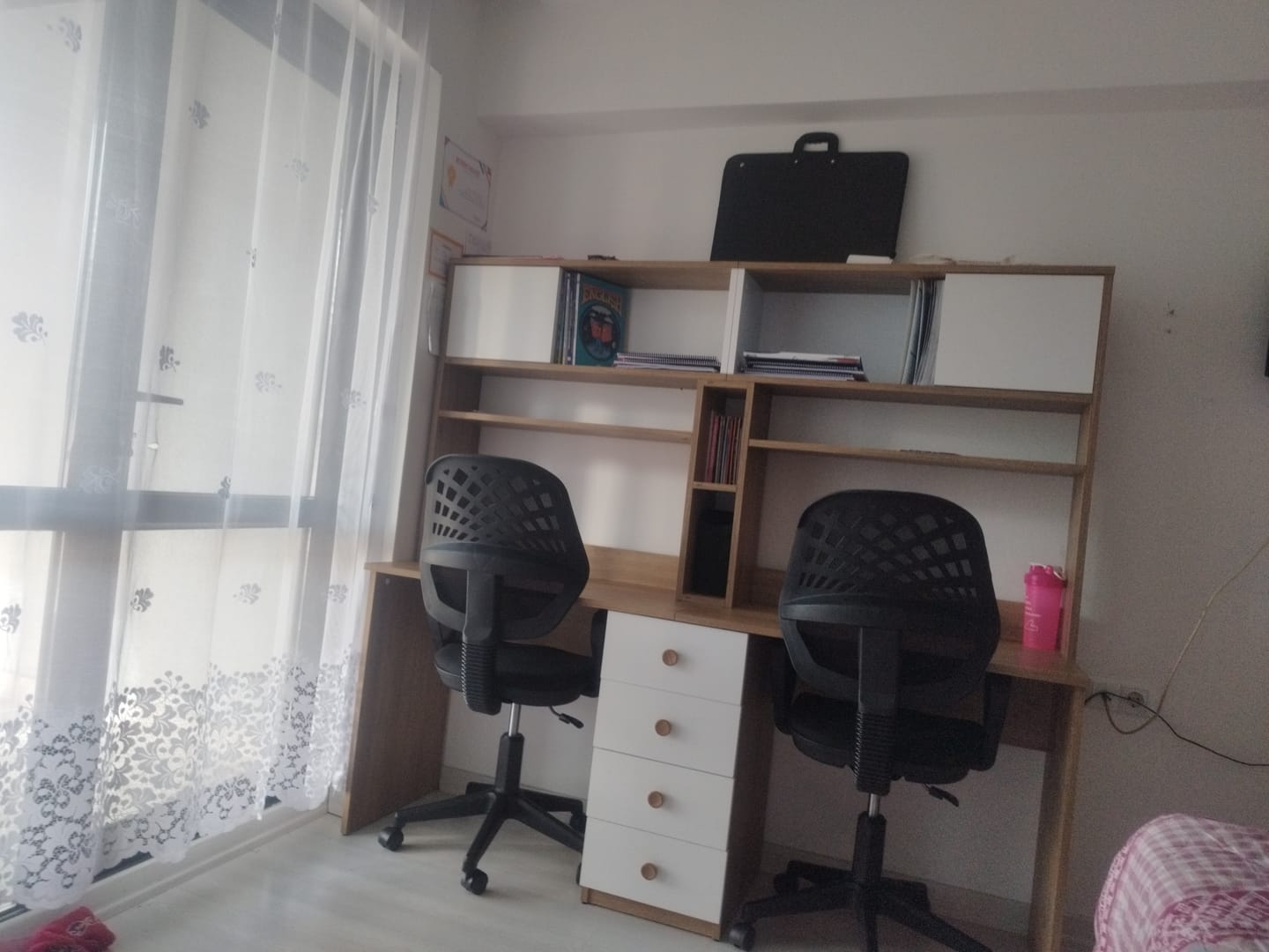 Customer photo review of Rani HA130 İki Kişilik Raflı 2 Kapaklı 4 Çekmeceli Çalışma Ofis Bilgisayar Masası Sepet Ceviz - Beyaz