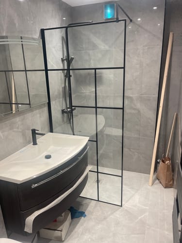 Customer photo review of Trieste 1950 x 900mm Matt Black Abstract Frame Wetroom Screen with Support Bar - 8mm Glass