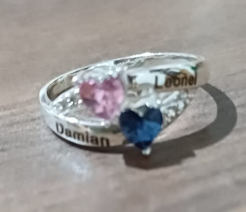 Customer photo review of Anillo con nombres y piedras de nacimiento