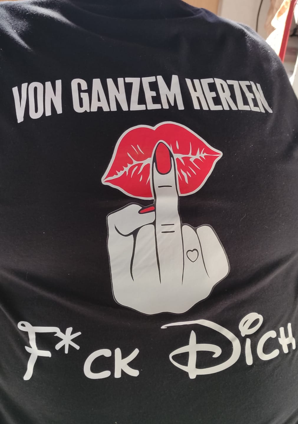 Customer photo review of VON GANZEM HERZEN KUSS Rückendruck | Premium Shirt Unisex