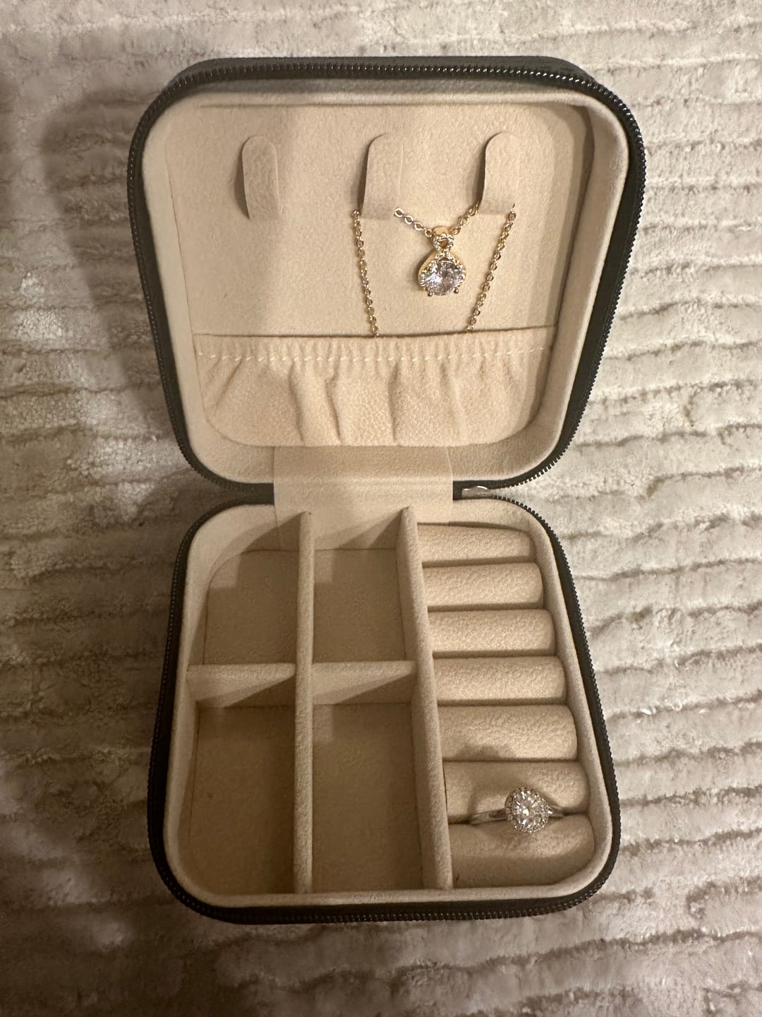 Customer photo review of Jewelry Travel Case, Black Mini Jewelry Box Organizer for Women