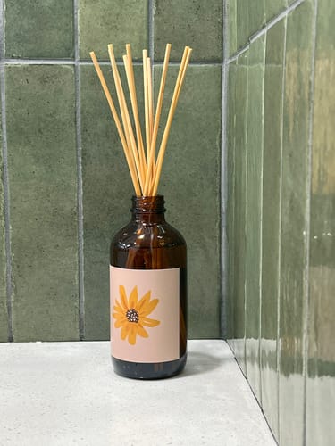 Customer photo review of Earth Essentials / Flower Town Room Diffuser