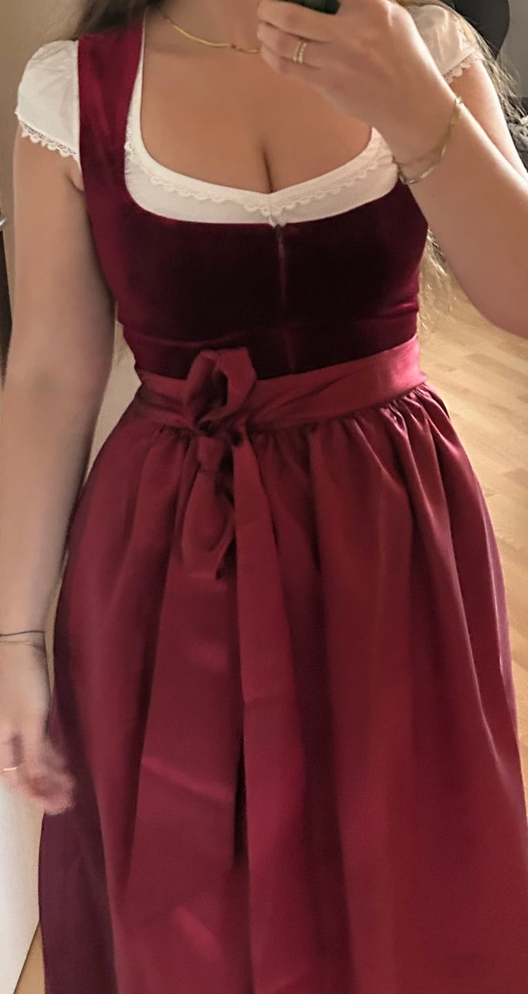 Customer photo review of Rot Gerader Ausschnitt Strukturierter Dirndl