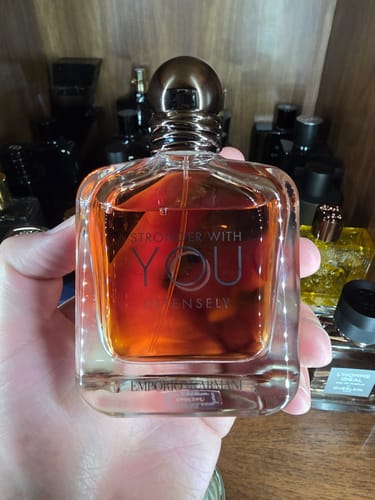 Reseña con foto de un cliente sobre Perfume Emporio Armani Stronger with You Intensely EDP