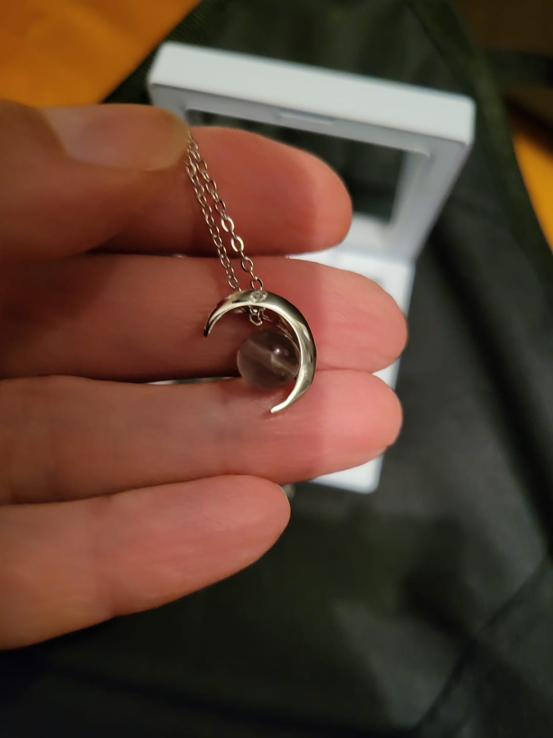 Customer photo review of Pendentif "Lune Enchantée" en Labradorite & Argent