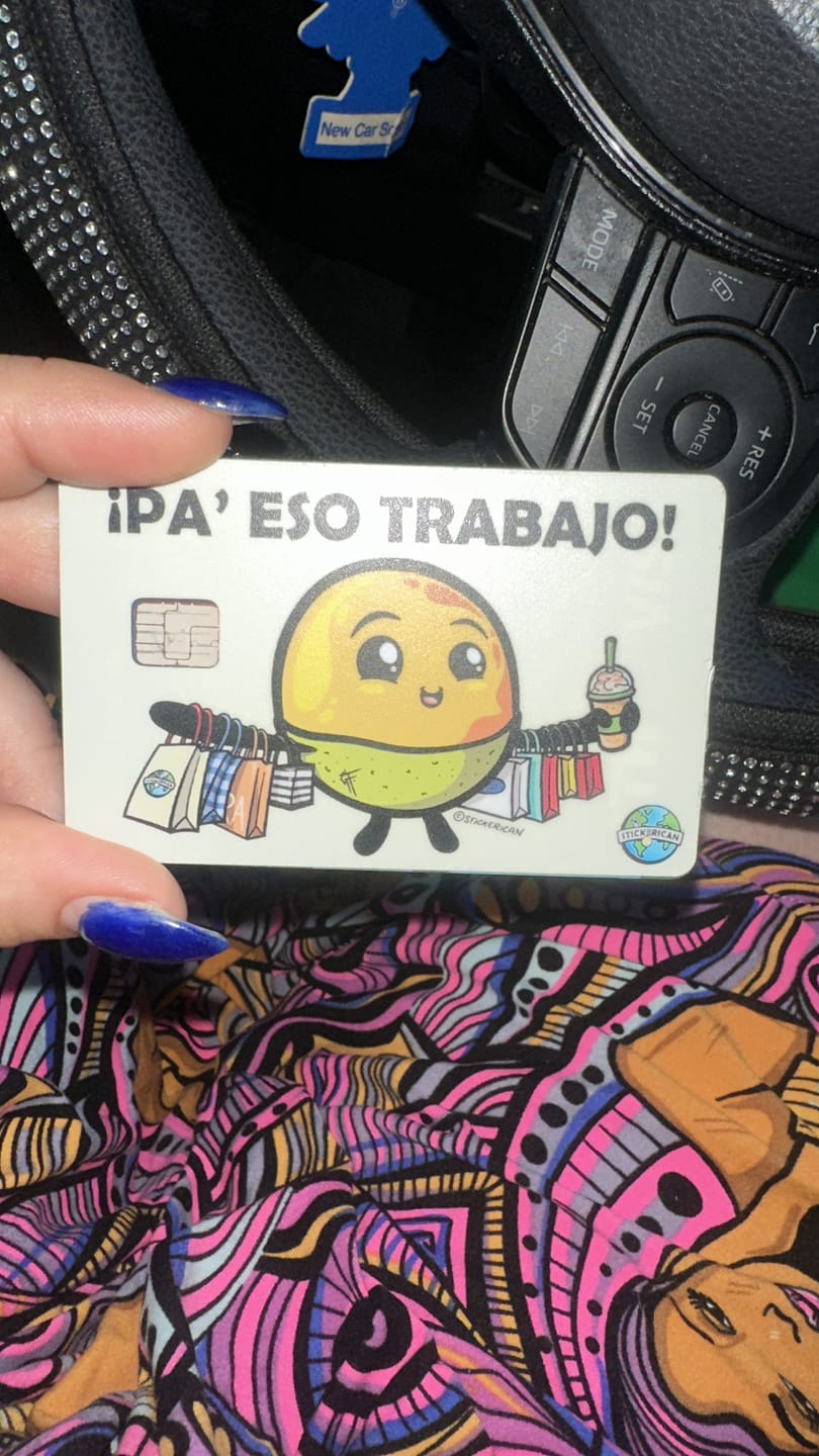 Customer photo review of Pa’ Eso Trabajo - Sticker para Tarjeta de Crédito