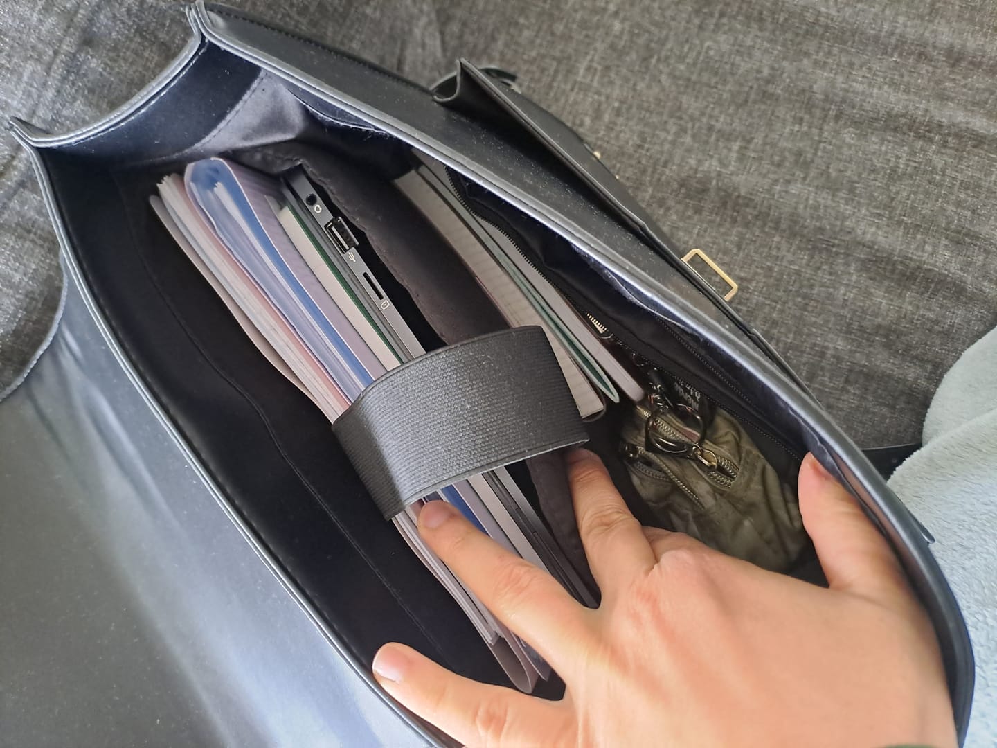 Customer photo review of Aria Vintage Backpack for Laptops 11-15.6 Inches
