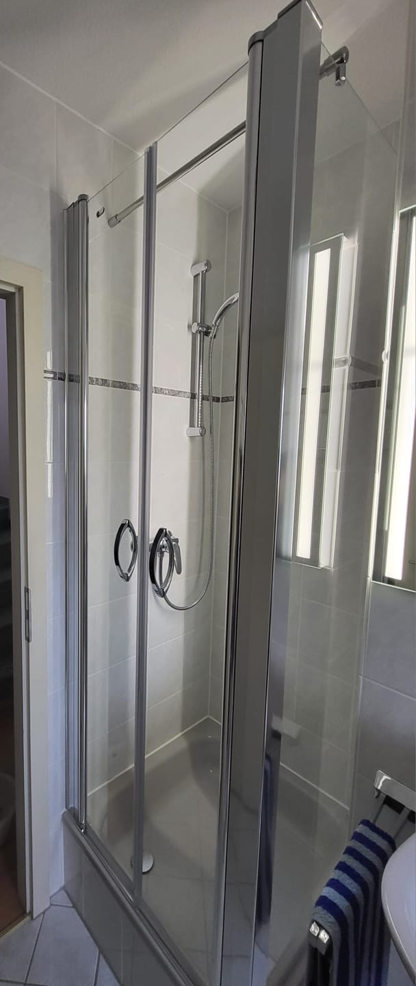 Customer photo review of Eckdusche Duschkabine mit Pendeltür, 6mm ESG, Klarglas - Tür 70cm, Höhe: 195cm