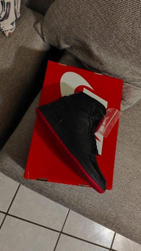 Customer photo review of Tenis Retro 1 Charol Negro Suela Rojo
