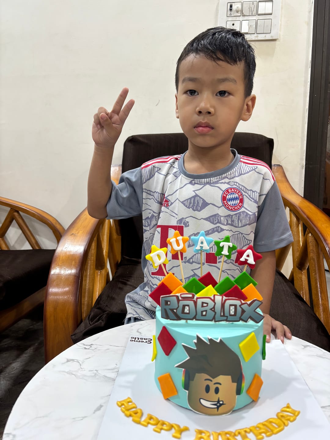 Customer photo review of Roblox Blocks Cake